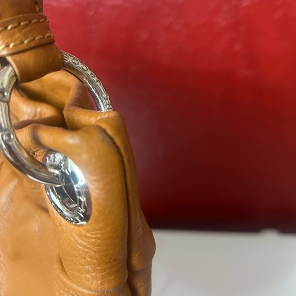 Marc Jacobs Tan Leather Shoulder Bag callouts in the picture. - Picture 3 of 11